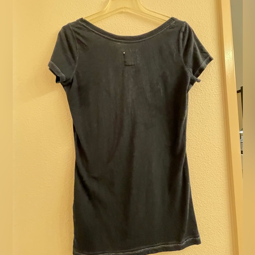 Hollister, Navy blue, women’s, large v-neck, shirt sleeve,t-shirt. Good cond. - Picture 4 of 4